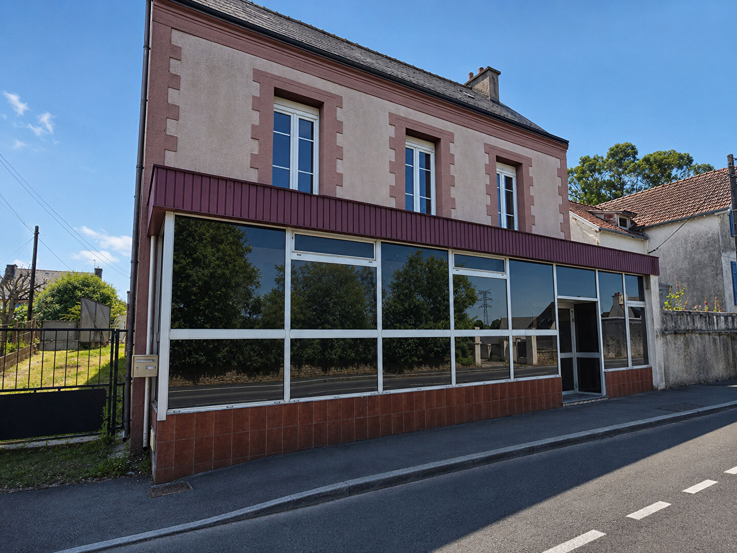 Maison de caractère avec ancien local commercial.